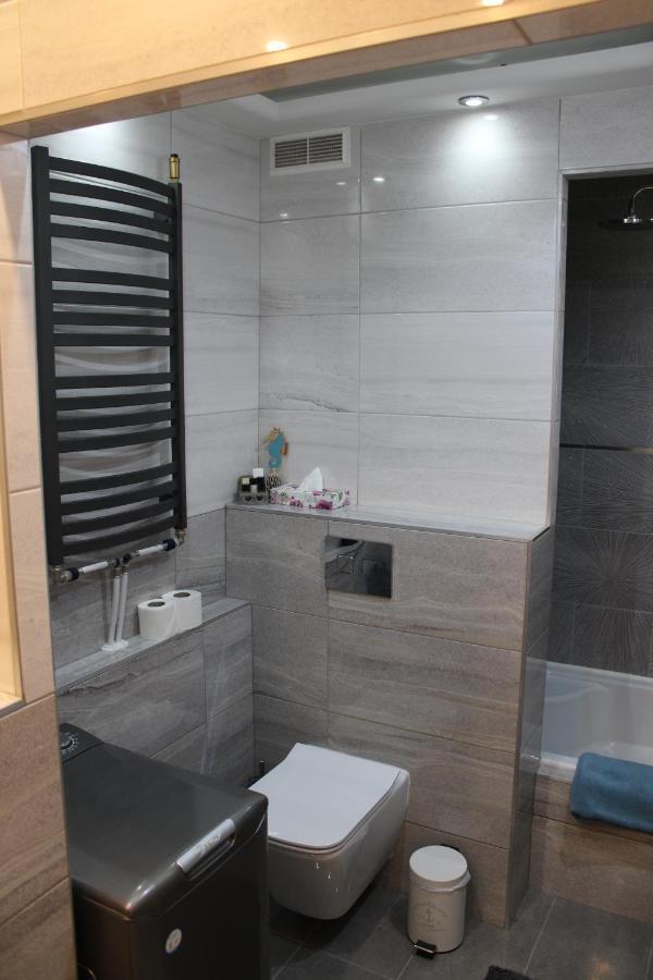 Izzy Apartament Apartamento Miskolc Exterior foto